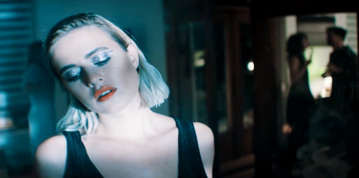 Emma Smetana v novém videu, zdroj: YouTube Emma Smetana v novém videu, zdroj: YouTube