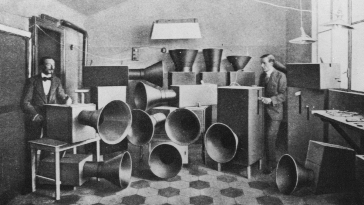 Luigi Russolo a jeden z jeho experimentátorských hudebních nástrojů ze začátku 20. století, zdroj: Trivium Art History Luigi Russolo a jeden z jeho experimentátorských hudebních nástrojů ze začátku 20. století, zdroj: Trivium Art History
