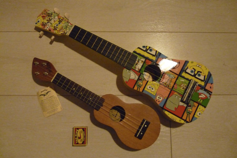 Kapesní ukulele ve srovnání s klasickým sopránovým ukulele.
