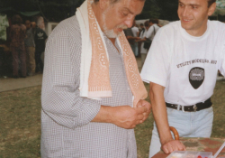 Wabi Daněk si na Mohelnickém dostavníku prohlíží trsátka Brain (1999).