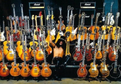 Slash s celou kolekcí Gibson LP