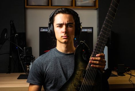 Začalo to jednoduchou myšlenkou: rychlý a jumpy riff, co tě chytne a hodí do zdi. | Foto: autor Začalo to jednoduchou myšlenkou: rychlý a jumpy riff, co tě chytne a hodí do zdi. | Foto: autor