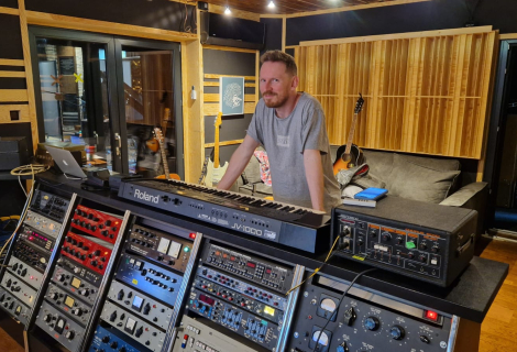 Celý Birdland nás kromě profesionálního přístupu oslovil i příjemným klidným prostředím, ve kterém se dobře tvoří a pracuje. Na fotce je náš spokojený basák Tomáš Černek. | Foto: archiv Jana Hilara Celý Birdland nás kromě profesionálního přístupu oslovil i příjemným klidným prostředím, ve kterém se dobře tvoří a pracuje. Na fotce je náš spokojený basák Tomáš Černek. | Foto: archiv Jana Hilara