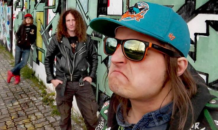 Tomáš „Skoří“ Skořepa v popředí, zdroj: Facebook kapely Tomáš „Skoří“ Skořepa v popředí, zdroj: Facebook kapely