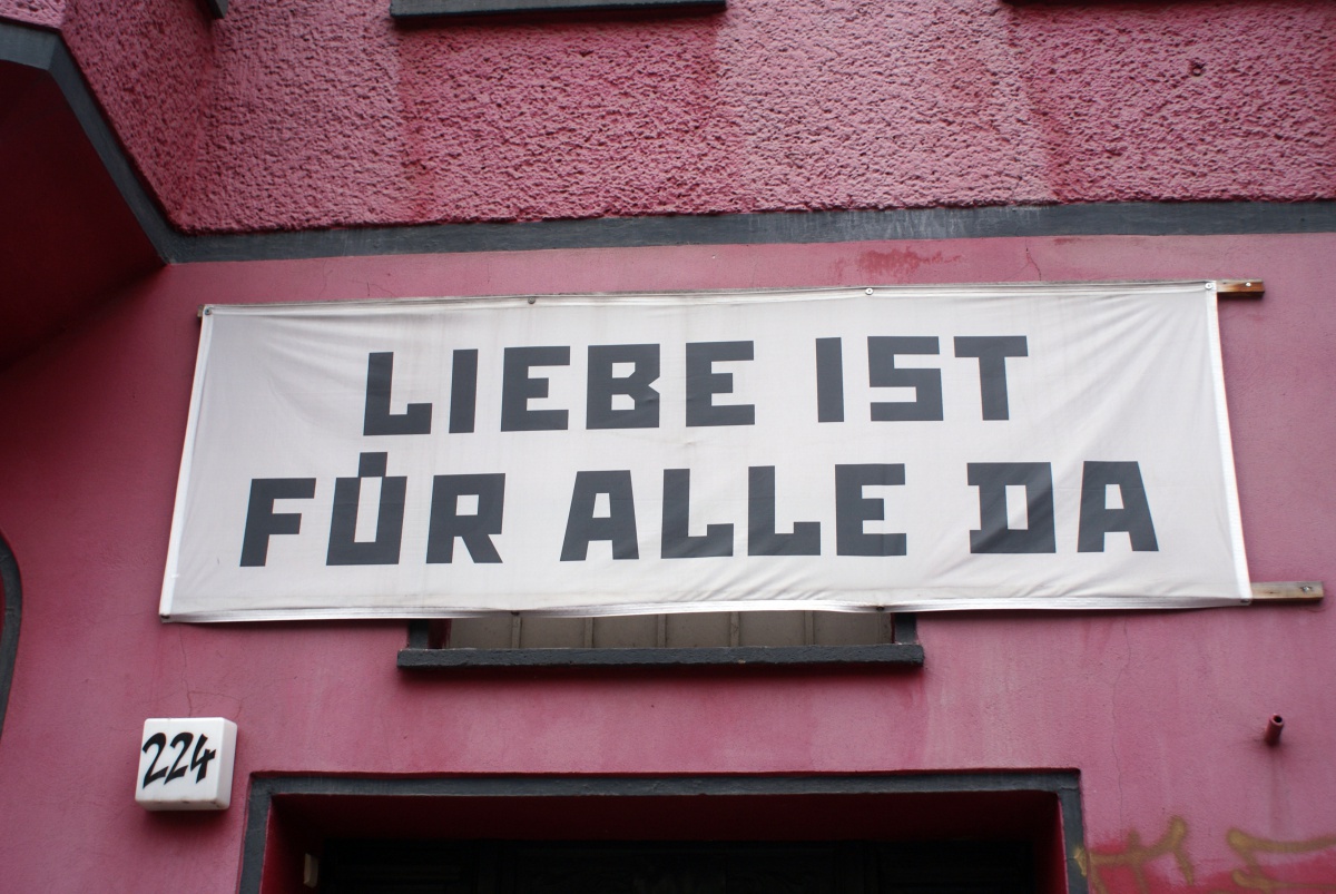 "Lieber is für alle da" od Marca Wathieu licencována pod CC BY 2.0. "Lieber is für alle da" od Marca Wathieu licencována pod CC BY 2.0.