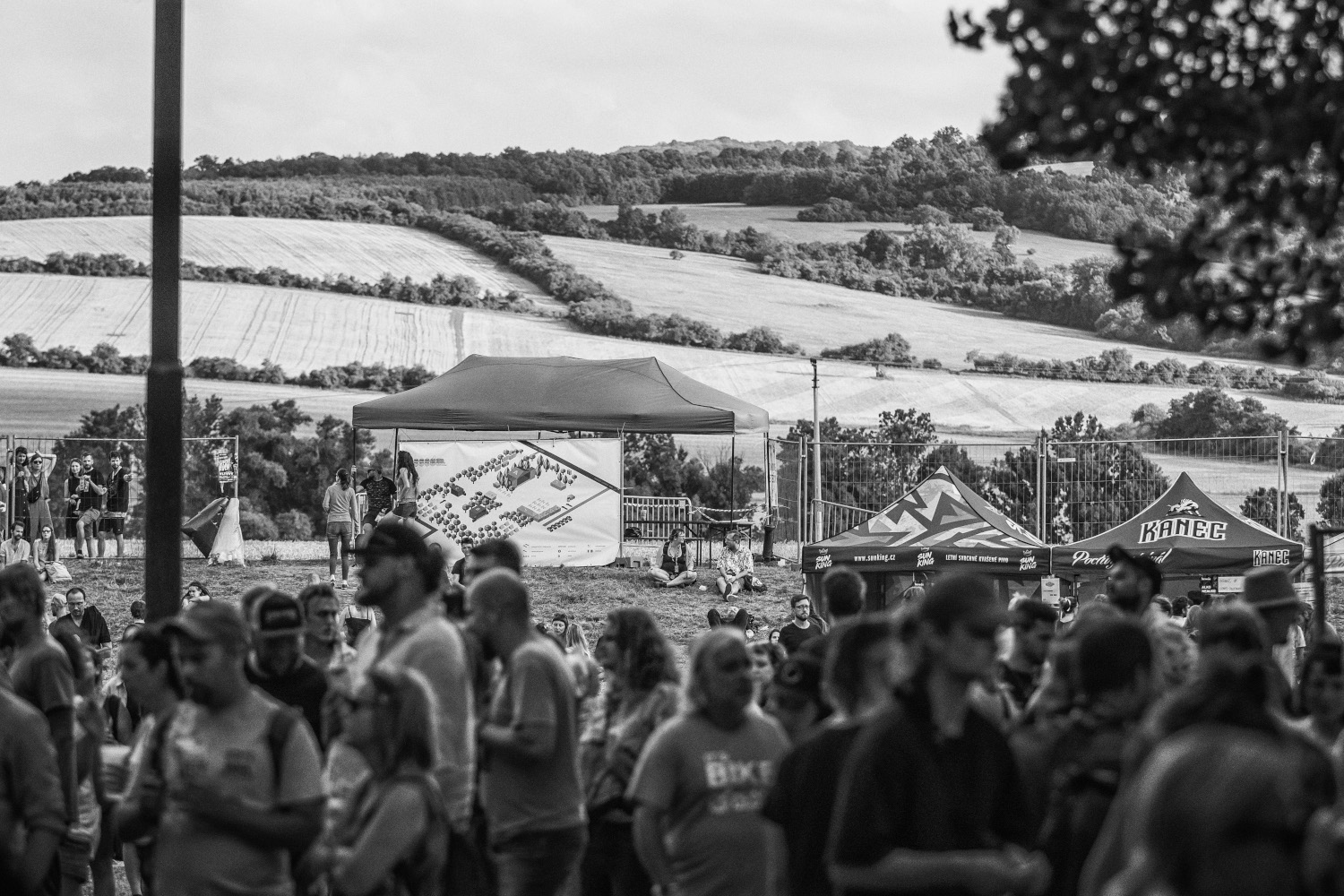 Pohled z hlavního pódia na úpatí Bílých Karpat. | Foto: Radek Herold