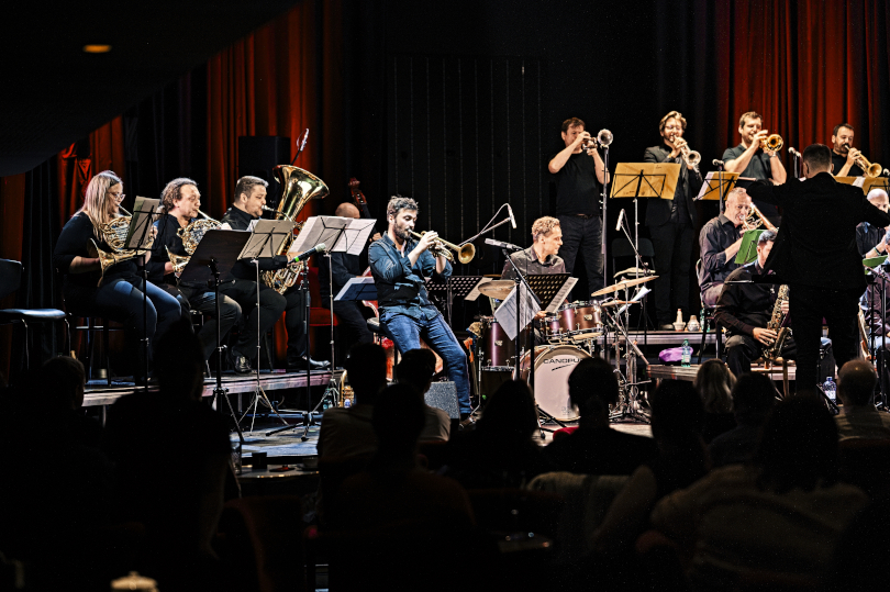 Cotatcha Orchestra na uvedení hudby Gila Evanse. | Foto: Jura Tros