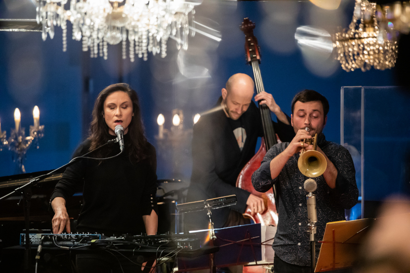 Cotatcha Orchestra s Lenkou Dusilovou | Foto: Tomáš Škoda, Česká televize