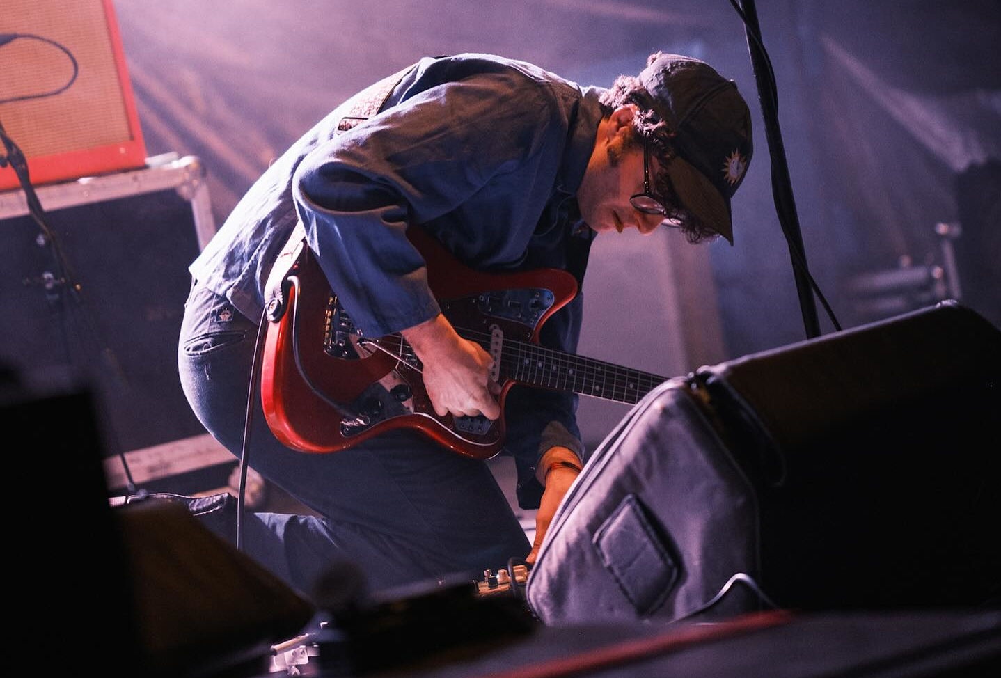 Na podiu s kapelou Island Mint a svou kytarou Fender Jaguar. |  Foto: archiv Jakuba Bolbola