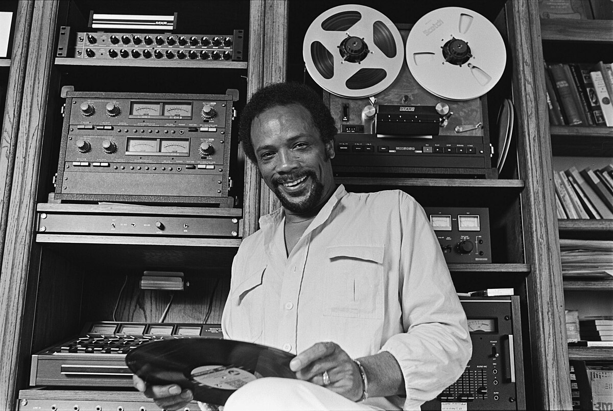 Quincy Jones v roce 1980 ve svém studiu. | Foto: Ucla Library, CC-BY 4.0