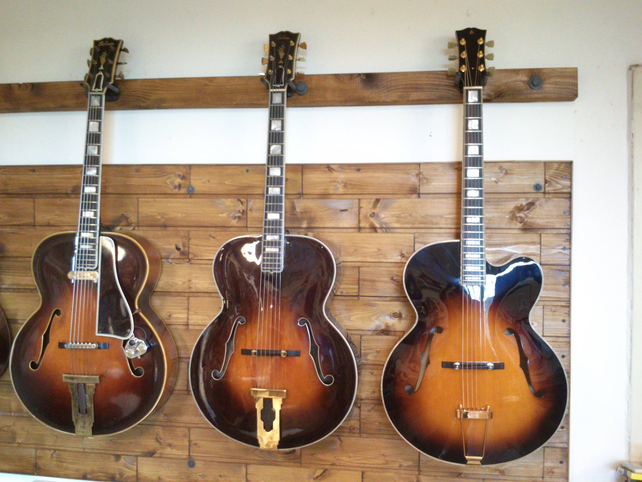 Setkání v dílně: Gibson L-5 1945, Gibson L-5 1939, Procházka 2013 | Foto: facebook Procházka Custom Guitars