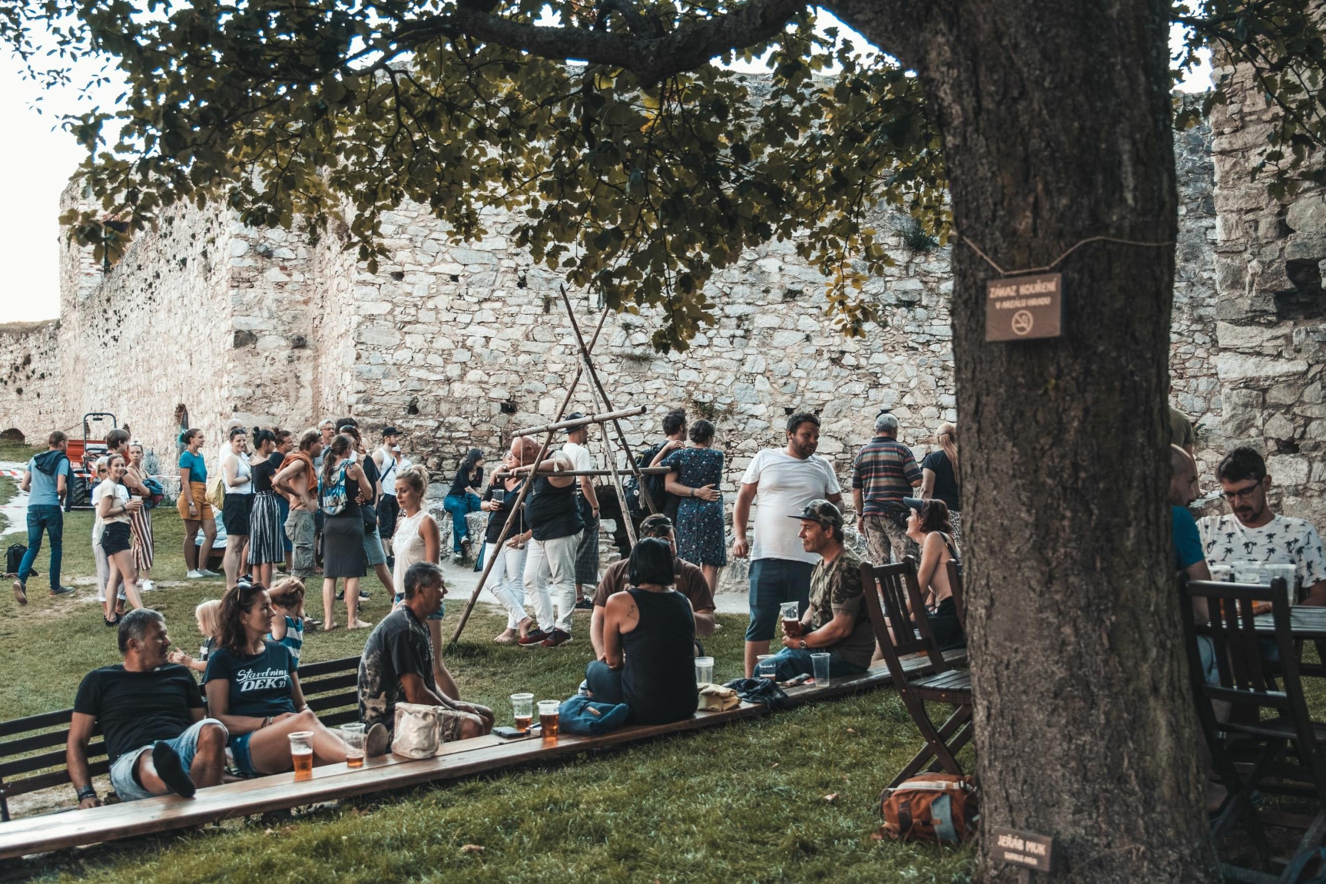 Festival Ruinfest využívá zákoutí hradu v Rabí k celkem 3 hudebním pódiím