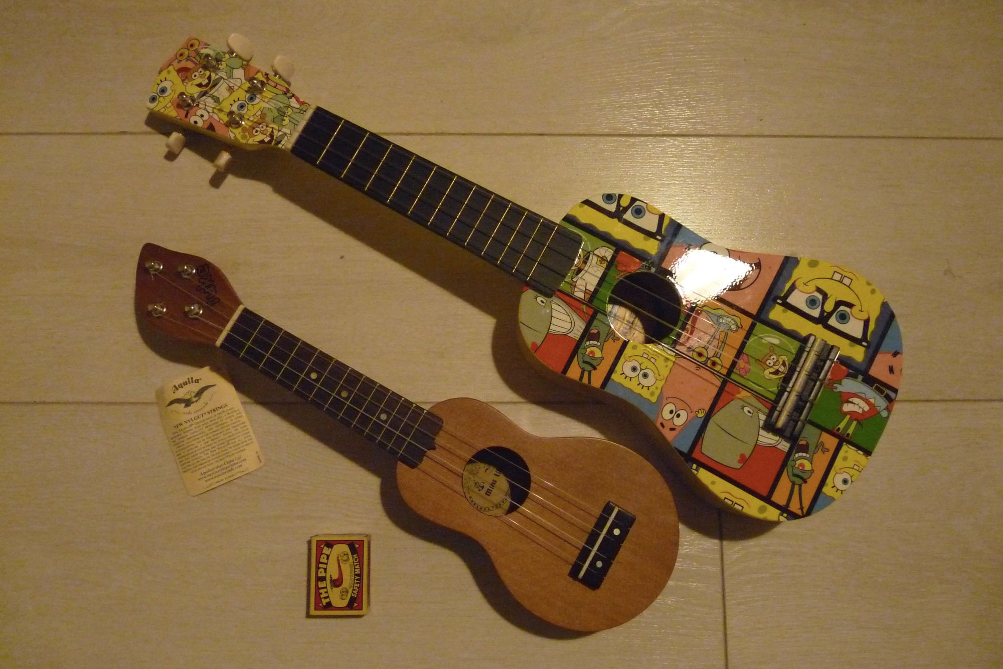 Kapesní ukulele ve srovnání s klasickým sopránovým ukulele. Kapesní ukulele ve srovnání s klasickým sopránovým ukulele.