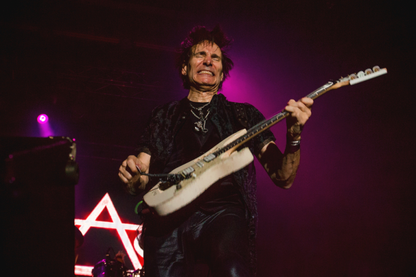 Steve Vai s oblibou používá whammy bar k vytváření neskutečných skřeků a pazvuků, kterými obohacuje svoji technicky dokonalou hru. | Foto: Talyn Sherer