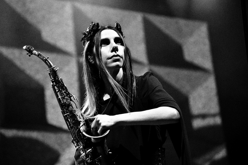 Součástí výstavy je i fotografie PJ Harvey. Stejně jako ostatní fotky z výběru znamenitě předává emoci a atmosféru samotné hudby. |  Foto: David Webr