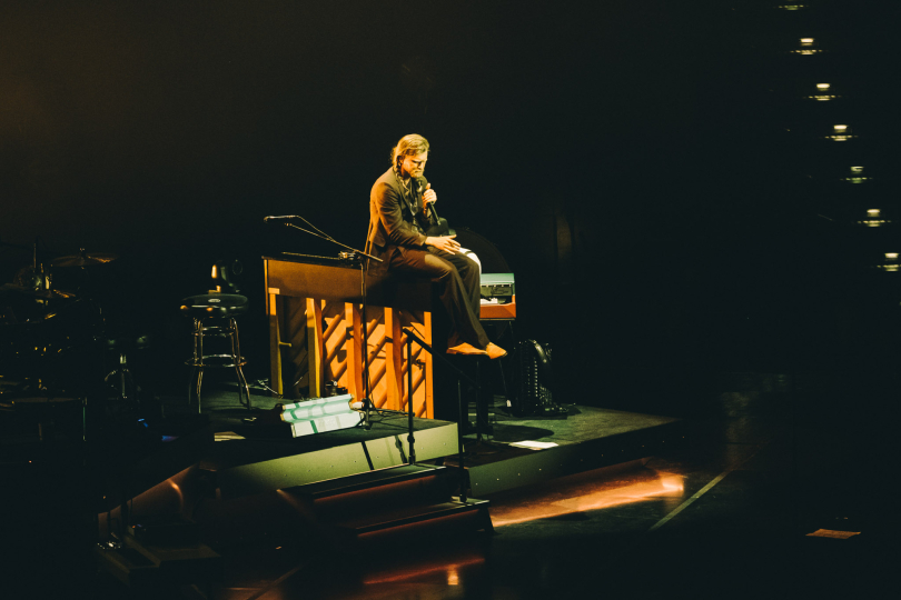 The Lumineers v Praze. Nešlo o hlučnou show, ale o inteligentně vystavěný koncert, který ukázal, že opravdové emoce nepotřebují okázalost, ale pravdivost. | Foto: Filip Kůstka (Fource Entertainment)