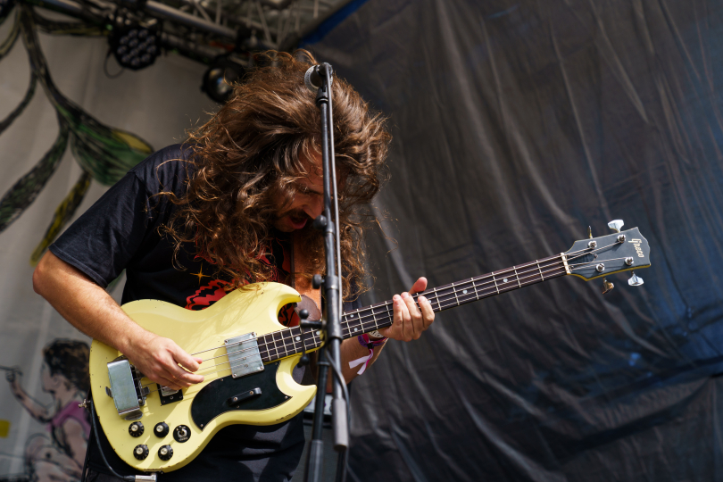 Frontman Acid Row Alex Fonar v plném nasazení během vystoupení na Festivalu Beseda. | Foto: Jan Kuča