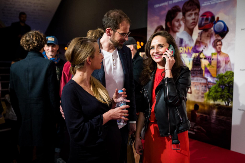 Marika Koasidis se skladatelem Mackiem Dobrowolskim a jeho ženou na premiéře filmu Černý mlýn. | Foto: Michał Charyton