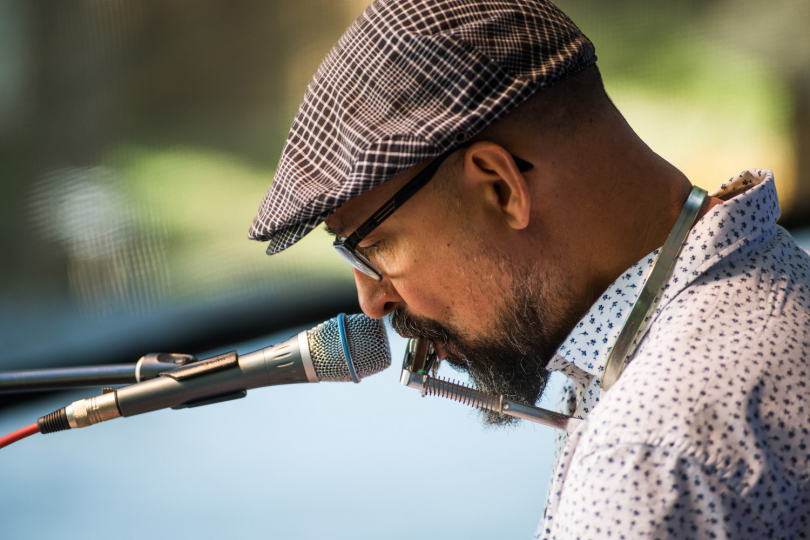 Za posledních pět let Bužmu nejvíce ovlivnili současní bluesmani Corey Harris a Alvin Youngblood Hart | Foto: Jindřich Oplt