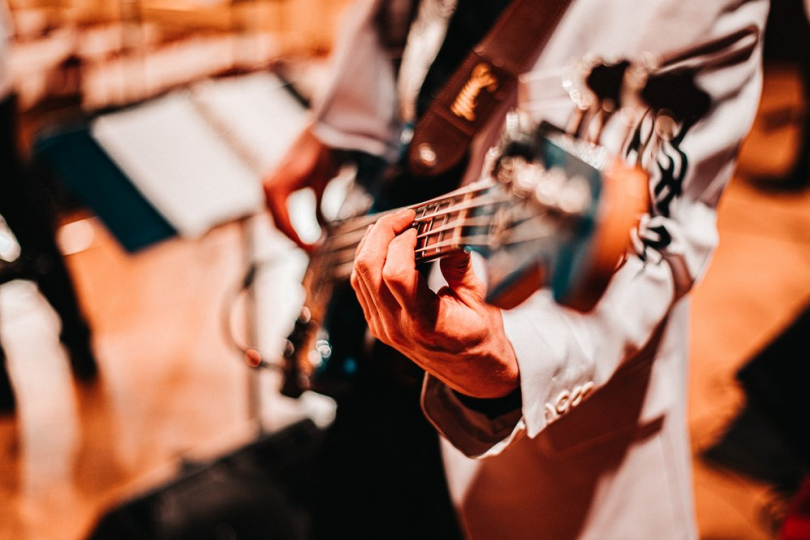 Pokud chcete zlepšit svoje „bass chops“ neboli techniku hraní a melodické vedení, tak Mozart je tady pro vás, rockeři! | Foto: Jan Kopřiva (pexels)