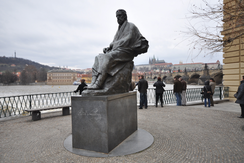 Socha Bedřicha Smetany na pražské Novotného lávce, kde sídlí i skladatelovo muzeum. Turisté si odtud rádi fotí Pražský hrad, ale z české vážné hudby budou stejně spíš než Smetanu znát Dvořáka a jeho Novosvětskou. | Foto: Flickr