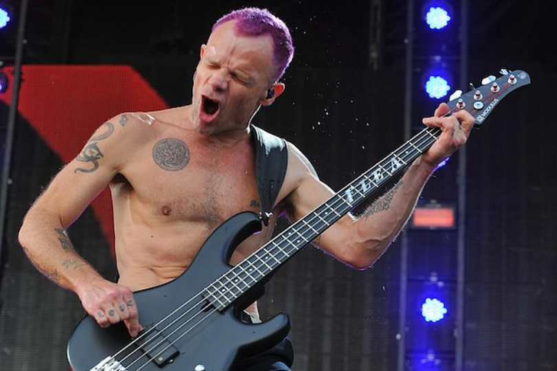 Flea umí opravdu prožít každou notu (tady to vypadá na F) | Foto: Theo Vargo