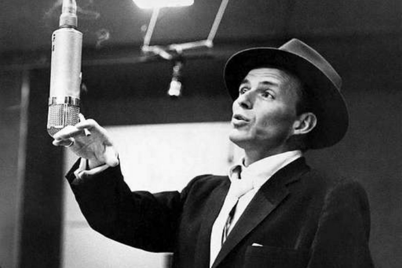 Frank Sinatra cca v roce 1955 v Capitol Studios (Los Angeles, USA). | Foto: Picryl