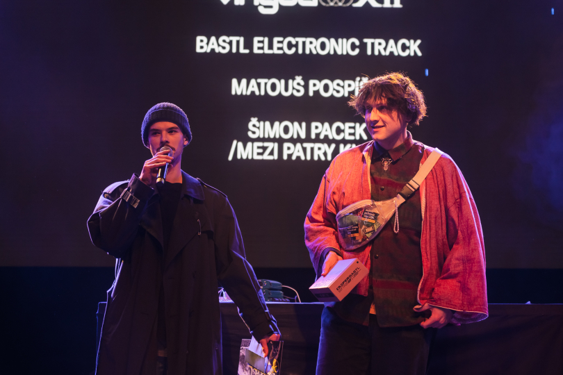 Mezi patry klid – vítězná dvojice výzvy Bastl Electronic Track během ceremoniálu v Lucerna Music Baru. | Foto: Libor Galia