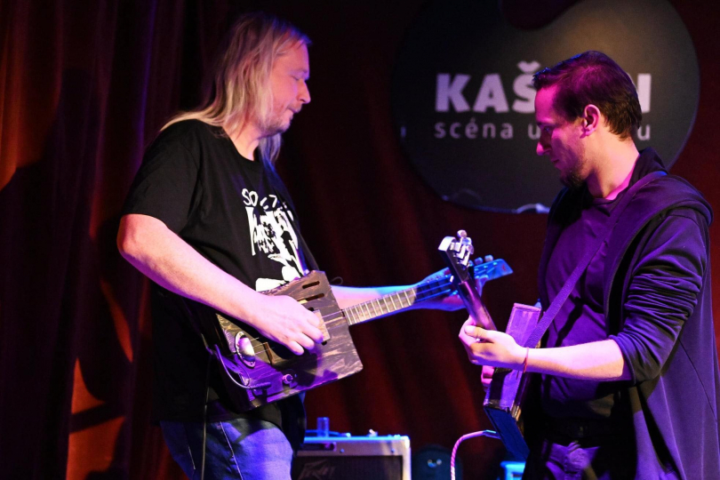 Ondřej Bezr s hudebníkem a nástrojářem Janem Ficem | Foto: archiv Red Bird Instruments