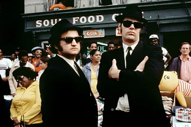 Nejproslulejší verzí Sweet Home Chicago je ta, kterou ve stejnojmenném filmu z roku 1980 hrají The Blues Brothers, tedy Dan Aykroyd a John Belushi. | Foto: The Hollywood Reporter