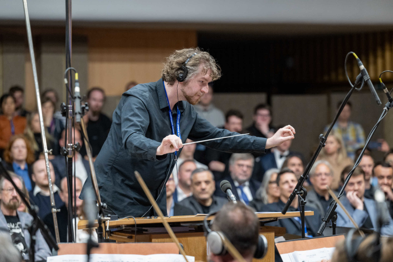 Skladatel Dominik Svoboda, účastník Showcase talentovaných skladatelů v roce 2024 diriguje svou skladbu v podání Českého národního symfonického orchestru. | Foto: Jan Urbánek