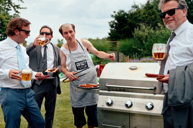 Vzít si s sebou práci na BBQ párty? To nemůže dopadnout dobře. | Foto: Vertical Production