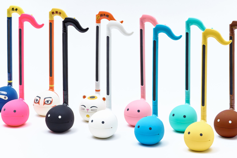 Otamatone je elektronický syntezátor pocházející z Japonska. Jeho vtipný design ve stylu osminové noty a zvuk podobný thereminu si vydobyl oblibu zejména na TikToku a YouTube, kde naleznete mnohé coververze hrané na tento vskutku bizarní nástroj. | Foto: Otamatone.jp