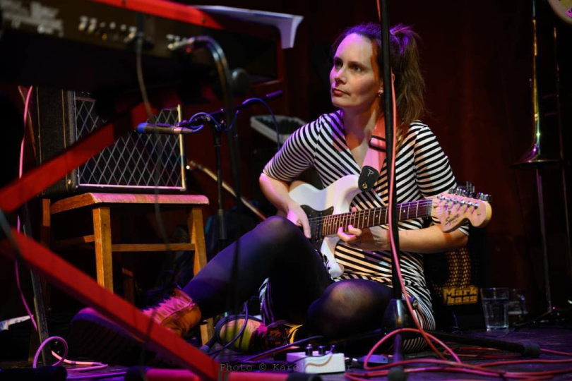 Koncertní kytaru má Hana Lundiaková-Stinka jenom jednu, lacinou elektriku s příběhem Fender Squier Strat. | Foto: Karel Šuster