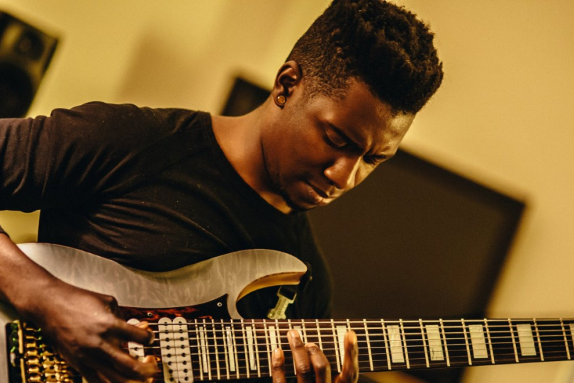 Tosin Abasi a Ibanez TAM 100 