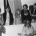 Zleva Michael Cooper, Mick Jagger, Marianne Faithfull, Shepard Sherbell, Brian Jones, Mahariši Mahéš zcela vepředu, 1. září 1967 | Foto: Ben Merk