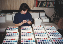 Ruční plnění prodejních boxů trsátky George Dennis pro japonský trh (na fotce budoucí žena pana Janíčka, Kamila; 1994)