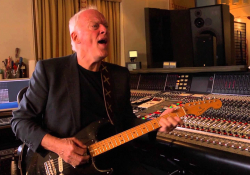 David Gilmour ve svém plovoucím studiu