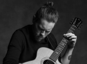 Podle Adriana Bellue mají lidé v Evropě k hudbě větší úctu. Poslouchají ji tu srdcem, zatímco v Americe je to často víc o show. | Foto: Furch Guitars Podle Adriana Bellue mají lidé v Evropě k hudbě větší úctu. Poslouchají ji tu srdcem, zatímco v Americe je to často víc o show. | Foto: Furch Guitars