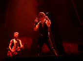 Depeche Mode: M se stává místem setkání, kde se bolest, vzpomínky, radost i tanec prolínají do něčeho hluboce lidského a zároveň spirituálního. | Foto: Toni Francois Depeche Mode: M se stává místem setkání, kde se bolest, vzpomínky, radost i tanec prolínají do něčeho hluboce lidského a zároveň spirituálního. | Foto: Toni Francois