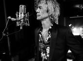 „Do dnešního dne sleduju videa s basovou a kytarovou tématikou a učím se,“ říká Duff McKagan. | Foto: Charles Peterson