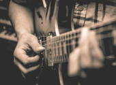 Vyhrávky rozložených akordů a melodií na jednotlivé struny ke strunným nástrojům bytostně patří už od počátku jejich historie. | Foto: Unsplash Vyhrávky rozložených akordů a melodií na jednotlivé struny ke strunným nástrojům bytostně patří už od počátku jejich historie. | Foto: Unsplash