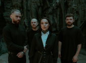 Jinjer umí napsat barevnou kompozici, v níž hluboké basové stopy, groovy kytary a Tatianino melodické frázování posouvají sound kapely do harmoničtějšího světa. | Foto: Promo kapely