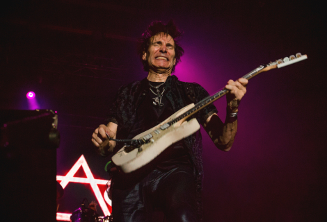 Steve Vai s oblibou používá whammy bar k vytváření neskutečných skřeků a pazvuků, kterými obohacuje svoji technicky dokonalou hru. | Foto: Talyn Sherer