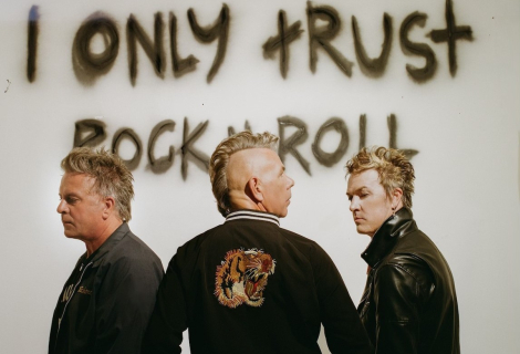 Kapela servíruje punk rock, kterému kontrabas dodává trošku jinou příchuť. | Foto: Facebook kapely Kapela servíruje punk rock, kterému kontrabas dodává trošku jinou příchuť. | Foto: Facebook kapely
