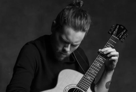 Podle Adriana Bellue mají lidé v Evropě k hudbě větší úctu. Poslouchají ji tu srdcem, zatímco v Americe je to často víc o show. | Foto: Furch Guitars Podle Adriana Bellue mají lidé v Evropě k hudbě větší úctu. Poslouchají ji tu srdcem, zatímco v Americe je to často víc o show. | Foto: Furch Guitars