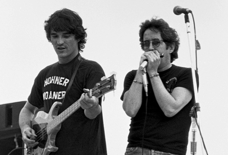 Paul Butterfield (vpravo) a Rick Danko na Woodstocku v roce 1979. | Foto: Wikimedia Commons