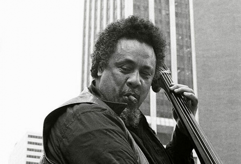 Charles Mingus 4. července 1976 během hraní na Manhattanu. | Foto:Tom Marcello (Wikimedia Commons)