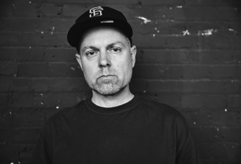 Postupem let se z Joshe Davise, který vystupuje jako DJ Shadow, stala nadžánrová autorita, která se navíc nebojí koketovat tu s cheesy popem, tu rockem anebo psychedelií. | Foto: Fource Entertainment