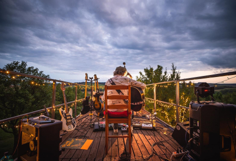 „V poslední době se mi to začalo pod nohama množit a musel jsem si efekty uspořádat na pedalboard, aby se mi po pódiu nerozutekly,“ říká Daniel Salontay. | Foto: Lukáš Velecký